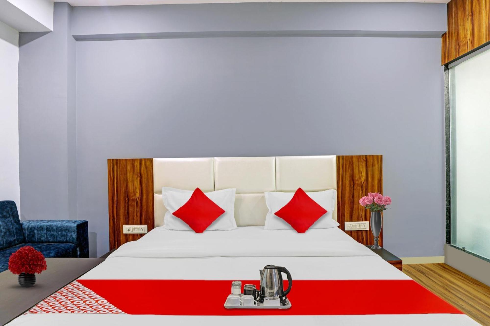 Hotel O Max Surat Exterior photo