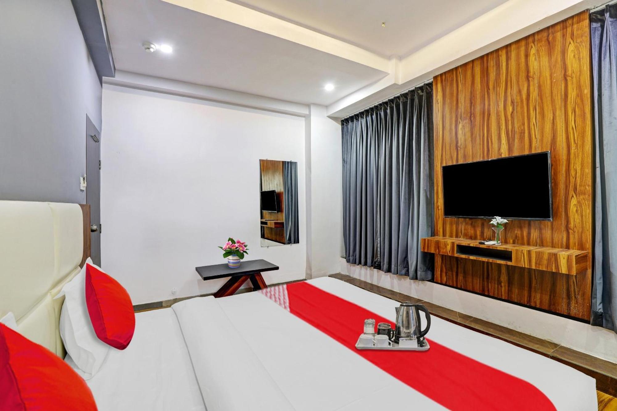 Hotel O Max Surat Exterior photo