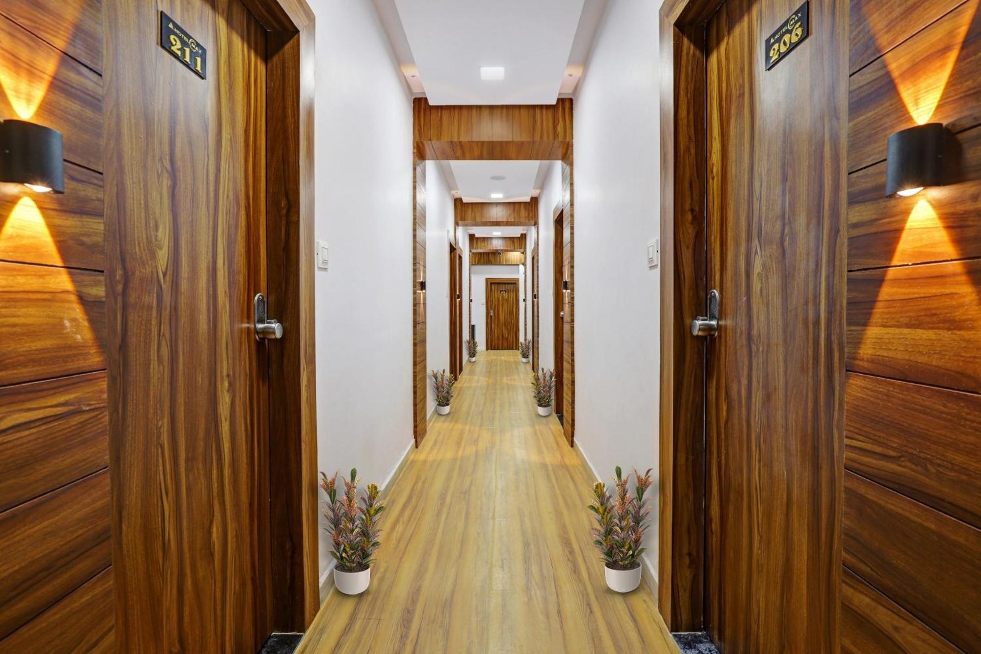 Hotel O Max Surat Exterior photo