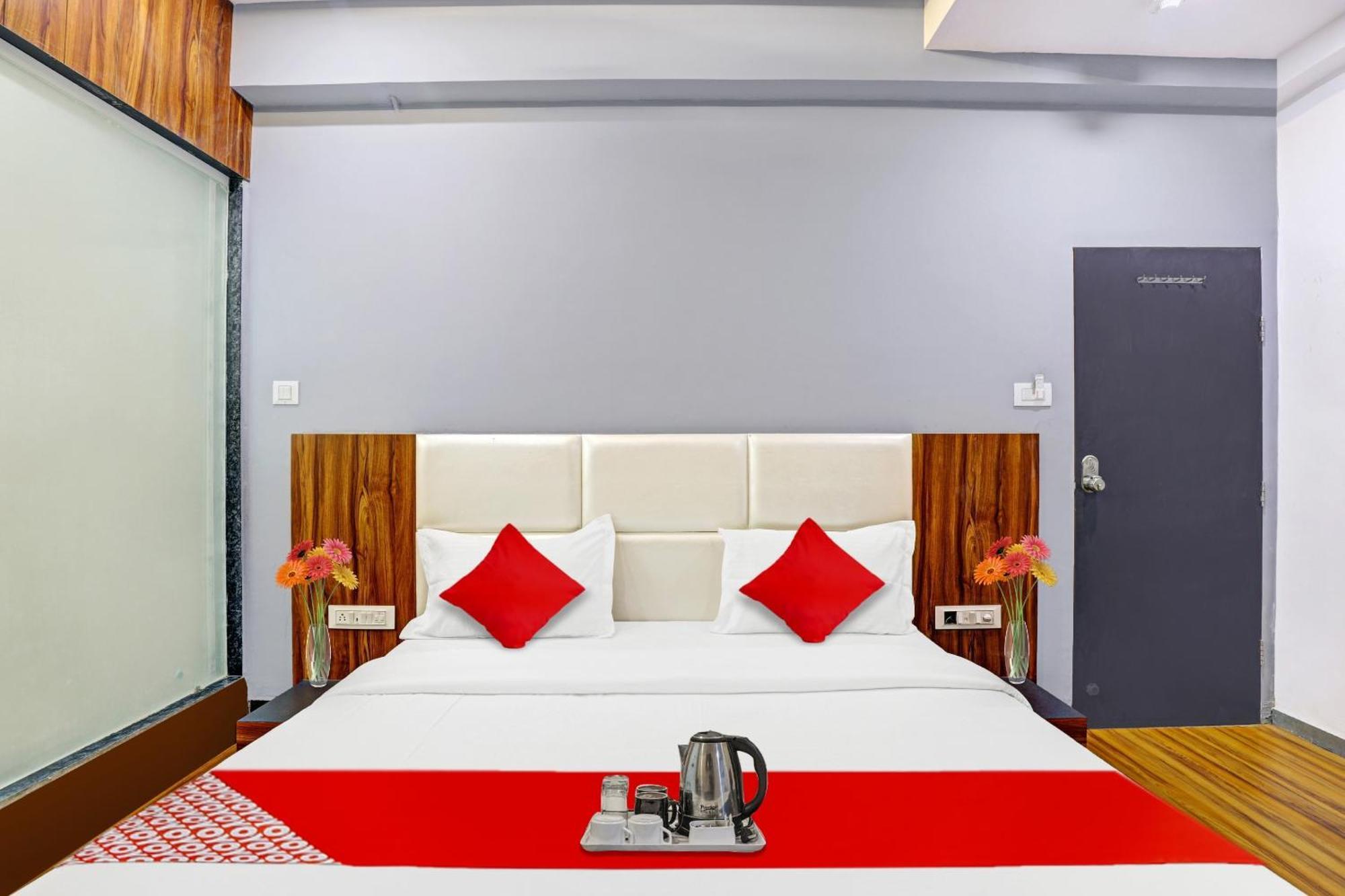 Hotel O Max Surat Exterior photo