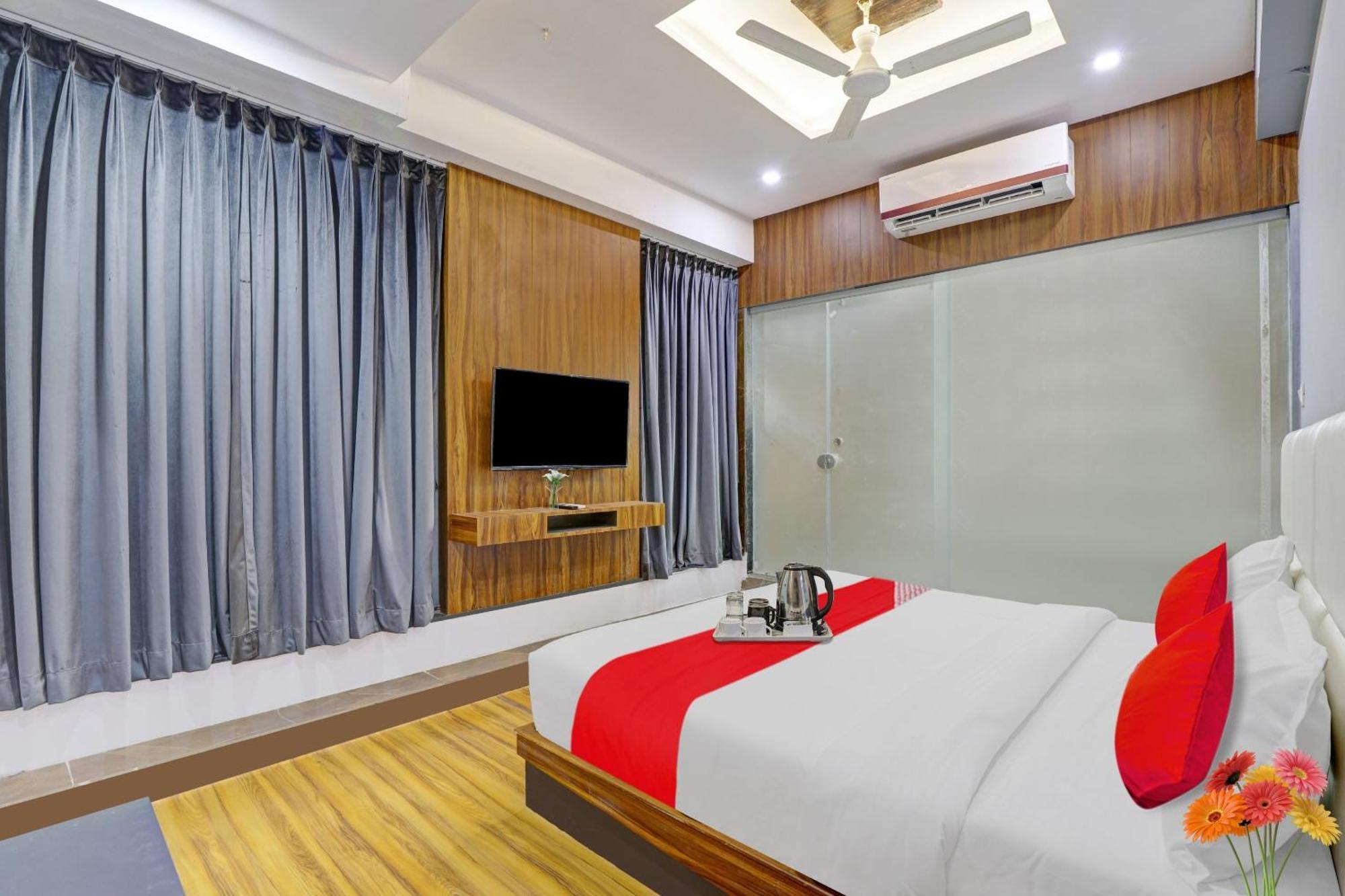 Hotel O Max Surat Exterior photo