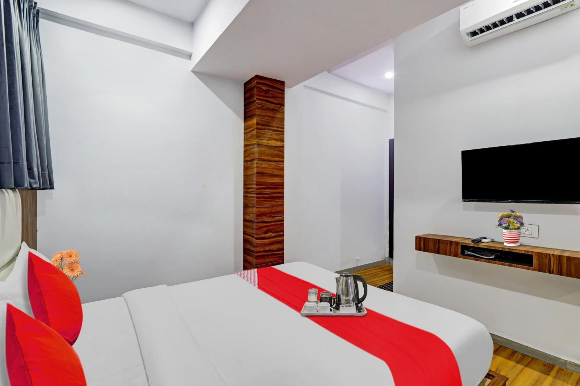 Hotel O Max Surat Exterior photo