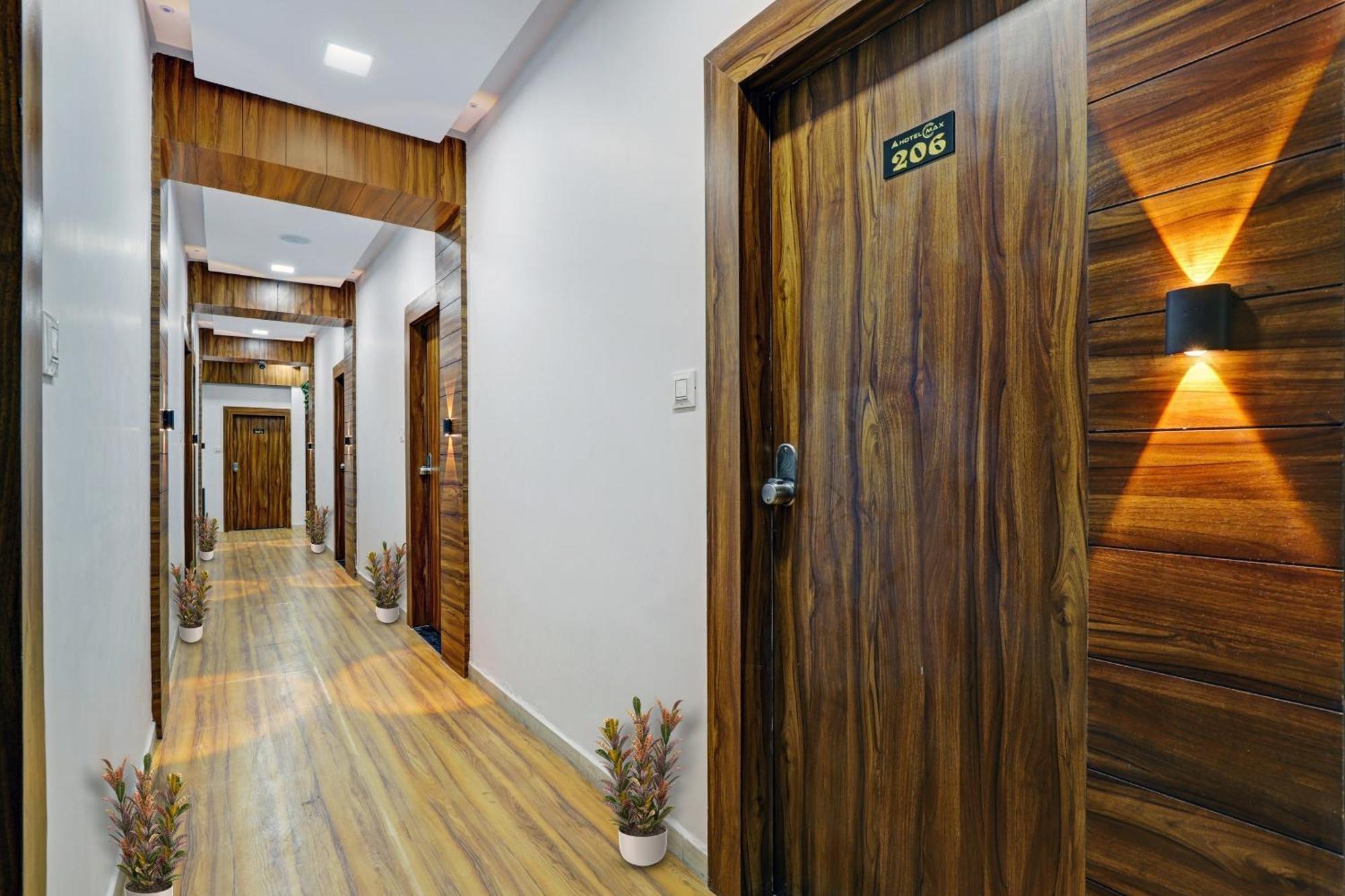 Hotel O Max Surat Exterior photo